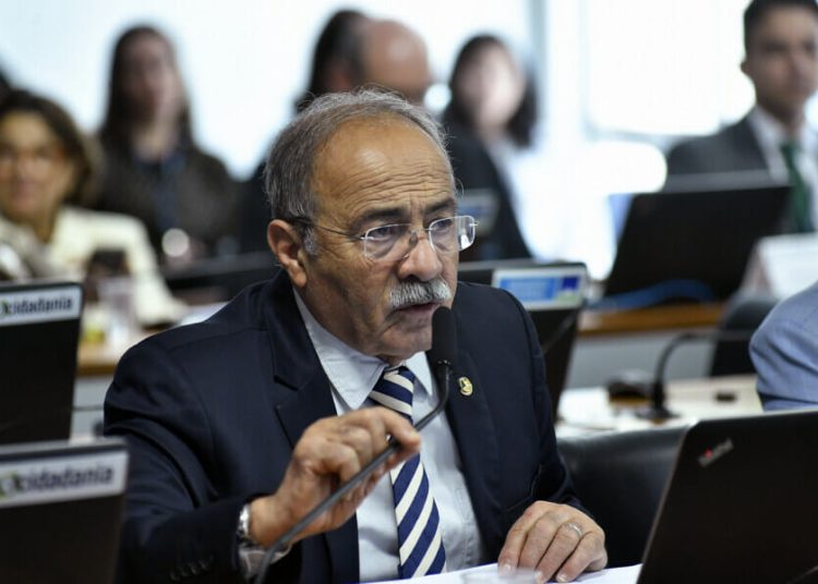 Senado abre processo contra senador flagrado com dinheiro nas nádegas