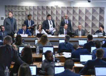 Relatora da CPMI dos Atos Golpistas manda deputado calar a boca