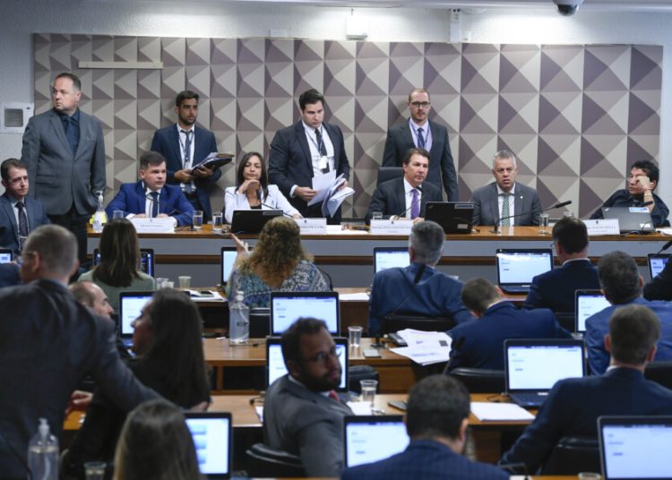 Relatora da CPMI dos Atos Golpistas manda deputado calar a boca