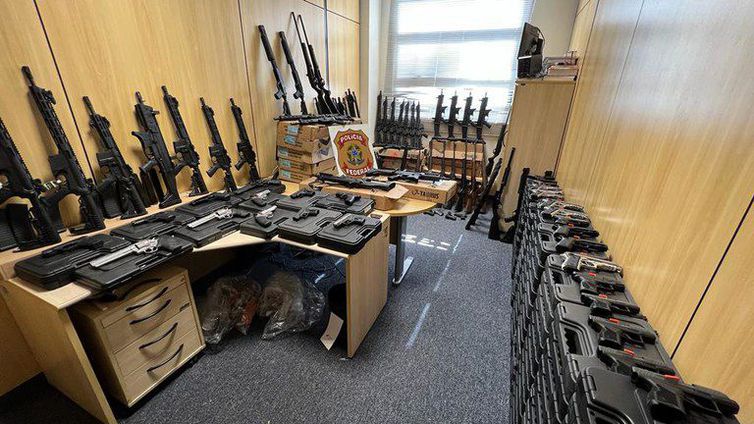 Rio de Janeiro (RJ) - Operação da PF na Baixada Fluminense apreende arsenal com 176 armas 
A Polícia Federal (PF) divulgou o balanço da Operação Desarmada IV, deflagrada nesta quinta-feira (15) na Baixada Fluminense. Foi recolhido um arsenal com 176 armas: 99 pistolas, 25 fuzis, 21 revólveres, 12 rifles, 11 carabinas, oito espingardas calibre 12, e 528 carregadores de armas de fogo.<img style=