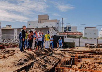 Cícero Lucena acompanha andamento das obras do primeiro residencial quilombola