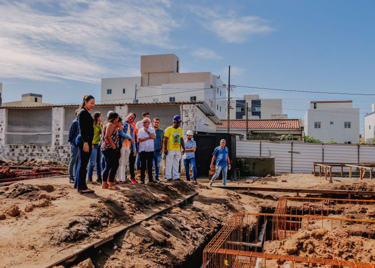 Cícero Lucena acompanha andamento das obras do primeiro residencial quilombola