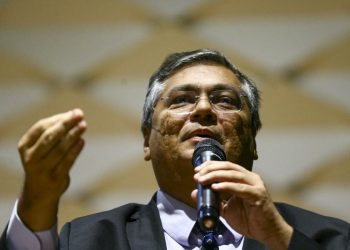 Alvo da oposição, Flávio Dino ainda é pouco requisitado na CPMI. Saiba por quê