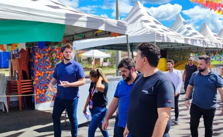 Bruno vistoria estrutura do São João de Galante