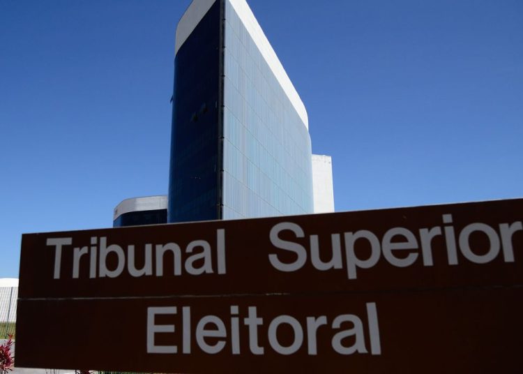 Ataque a urna eletrônica: TSE encerra primeiro dia de julgamento de ação contra Bolsonaro
