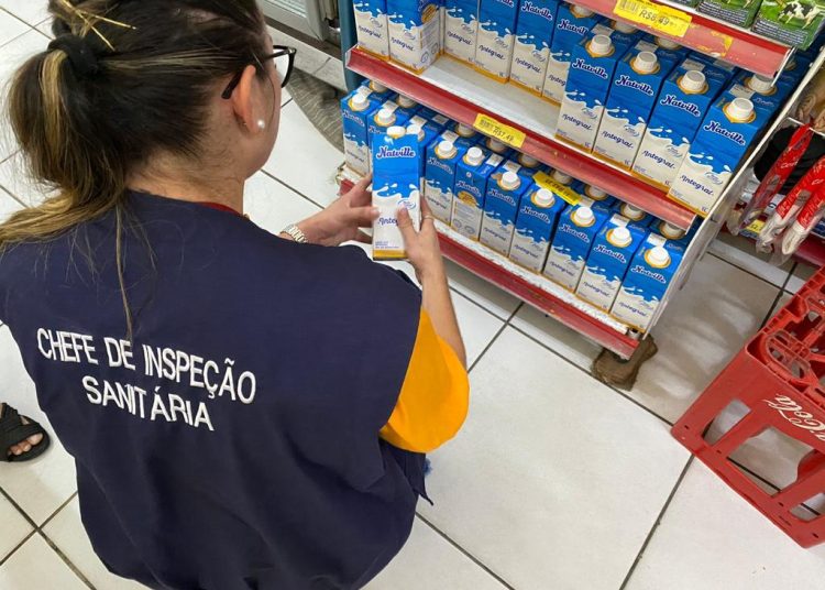 Vigilância Sanitária fiscaliza venda de laticínios com a comercialização suspensa pela Anvisa