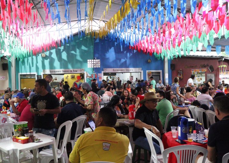 Sábado animado na Vila do Artesão com shows de trios de forró