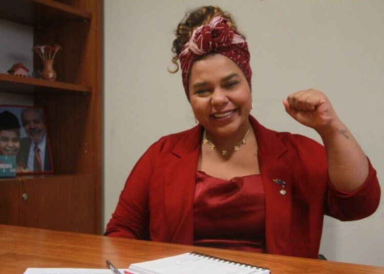 Deputada Dandara: “O centrão e a extrema-direita insistem em reverter a vitória que tivemos nas urnas” Deputada Dandara: “O centrão e a extrema-direita insistem em reverter a vitória que tivemos nas urnas”