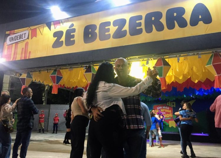 Ilhas de forró no Parque do Povo atraem visitantes forrozeiros nesta segunda