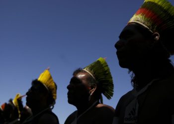 Indígenas protestam em Brasília contra marco temporal