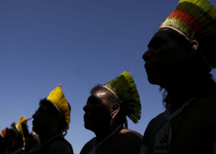 Indígenas protestam em Brasília contra marco temporal