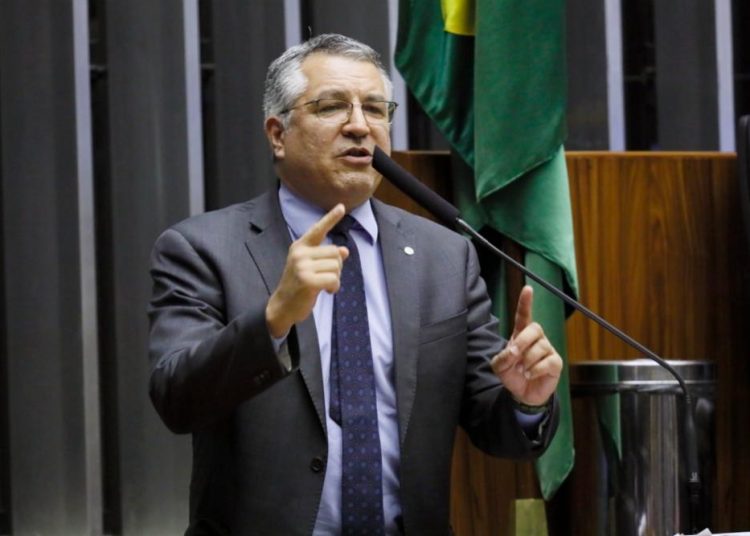 Vice-presidente do PT defende poder para Padilha sobre emendas Vice-presidente do PT defende poder para Padilha sobre emendas