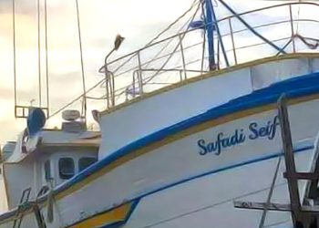 Marinha resgata cinco tripulantes de embarcação que naufragou em SC