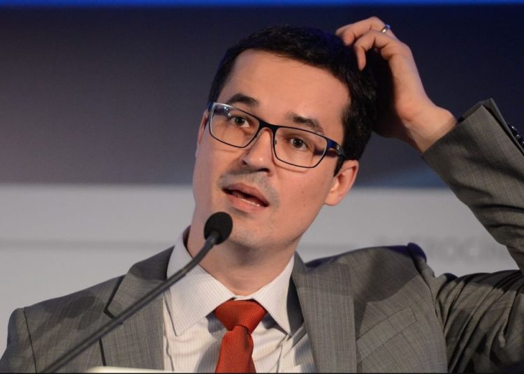 Deputado cassado, Deltan Dallagnol deixa o país