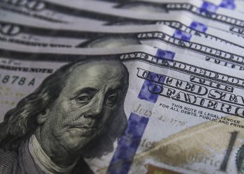 Dólar cai para R$ 4,86 e fecha no menor nível em um ano