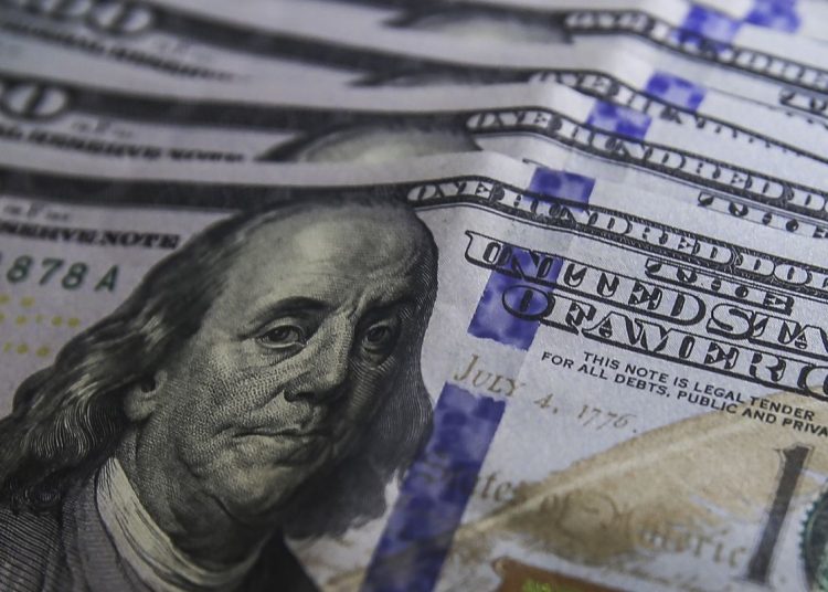 Dólar cai para R$ 4,86 e fecha no menor nível em um ano