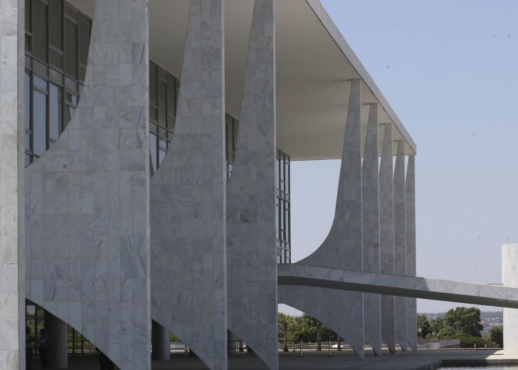 Lula sanciona Lei Geral do Esporte e veta regra que reduz indenização