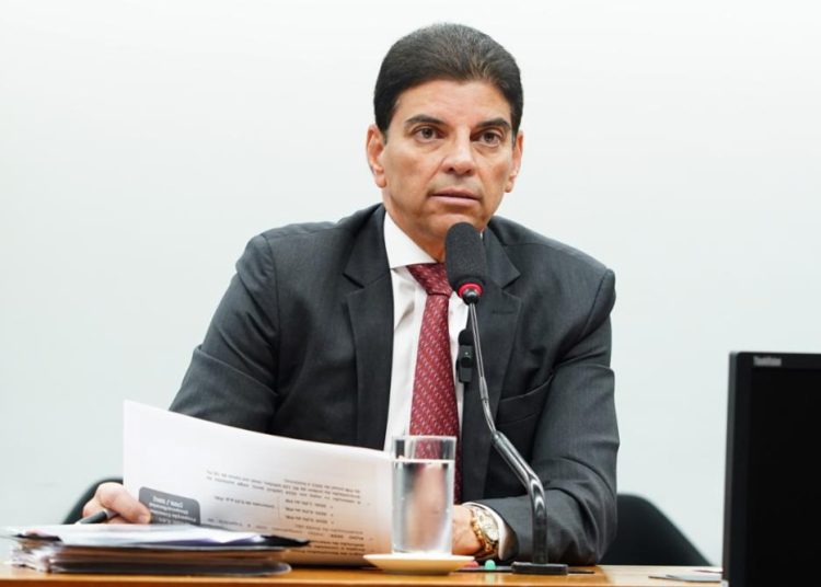 Relator do arcabouço na Câmara promete derrubar mudanças do Senado