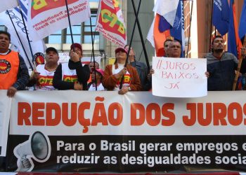 Centrais sindicais fazem protesto em SP contra juros altos