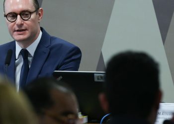 Opinião pública não deve determinar julgamento, afirma Zanin