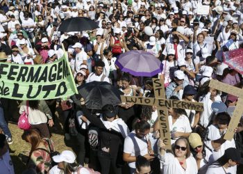 Enfermeiros protestam na Esplanada por pagamento do piso salarial