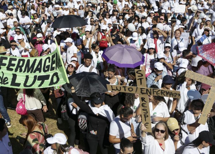 Enfermeiros protestam na Esplanada por pagamento do piso salarial