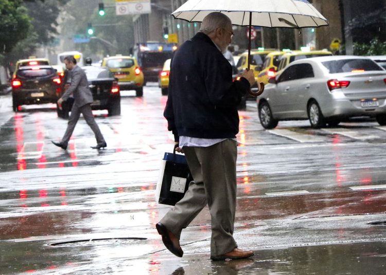 Frente fria muda tempo e provoca chuva no Rio