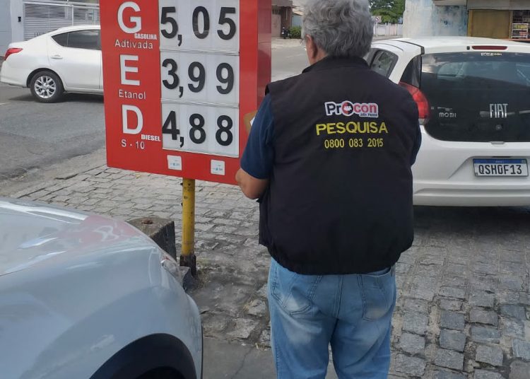 Procon-JP fiscaliza postos sobre redução de R$ 0,13 no preço da gasolina anunciada pela Petrobras