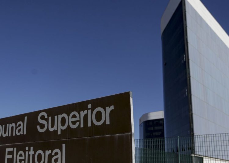 Raul Araújo abre divergência e nega inelegibilidade a Bolsonaro