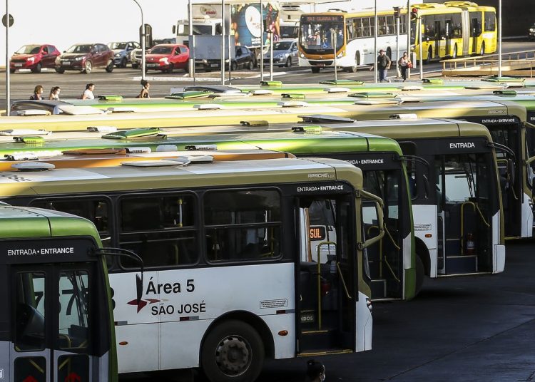 Exame toxicológico para motoristas de ônibus e caminhão tem novo prazo