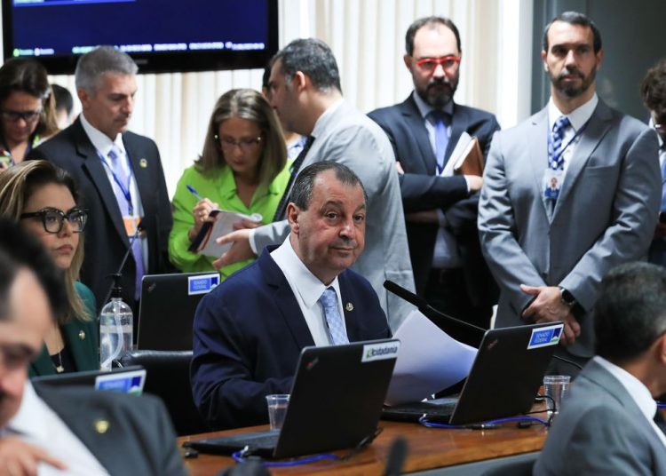 Com 19 votos favoráveis e seis contrários, Comissão do Senado aprova relatório do novo arcabouço fiscal