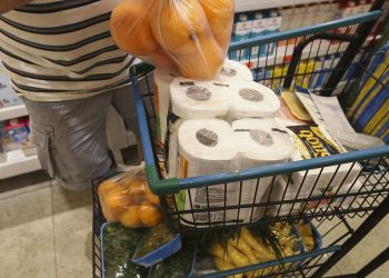 Reajustes do mínimo e de servidores influenciaram consumo das famílias