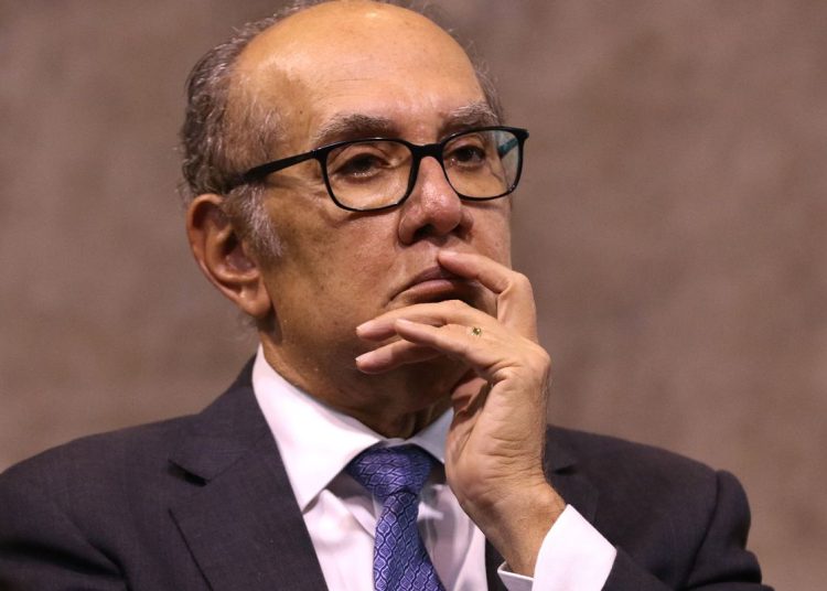 Gilmar Mendes toma posse na cadeira de ministro substituto no TSE