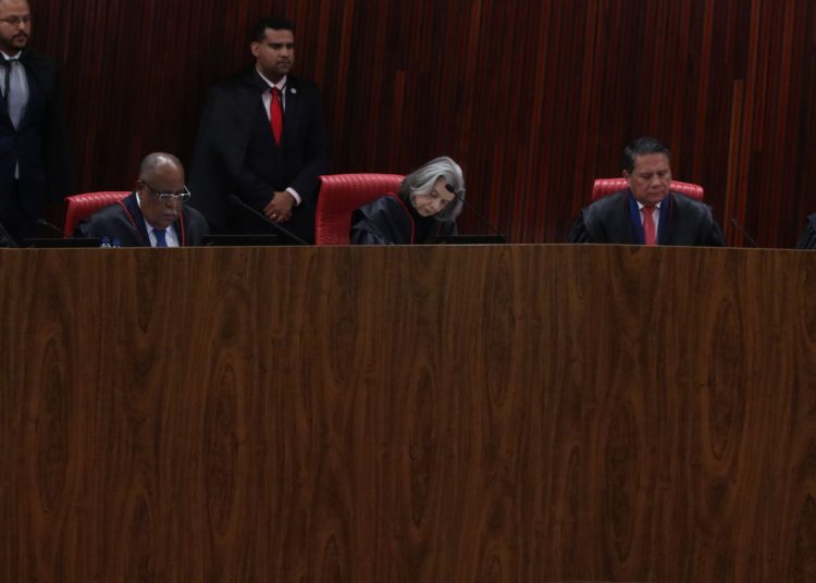 TSE entra hoje na quarta sessão para julgamento de Bolsonaro