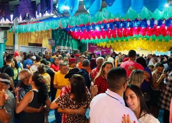 Frio não afasta forrozeiros da Vila do Artesão em sábado de muita festa