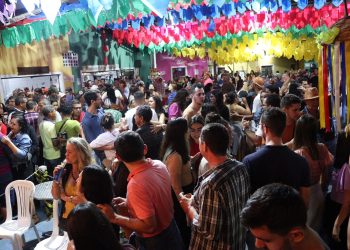 Chuva não é empecilho; público lota a Vila do Artesão