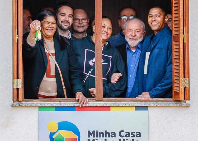 Lula entrega 446 imóveis do Minha Casa, Minha Vida, em Viamão
