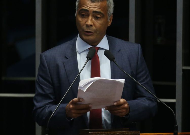 Romário é internado com infecção intestinal
