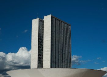 Câmara Federal conclui votação da reforma tributária e aprova destaques