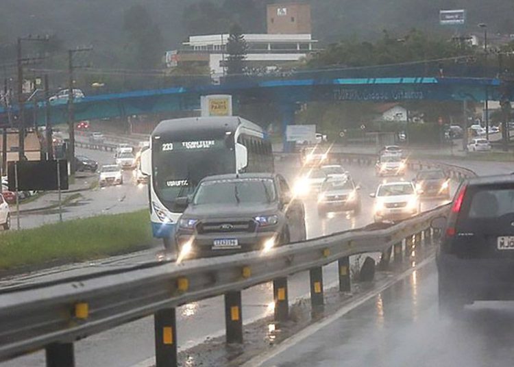 Ciclone extratropical causa problemas em SC e no RS