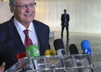 “Só faltam escandalosos juros caírem”, defende Alckmin