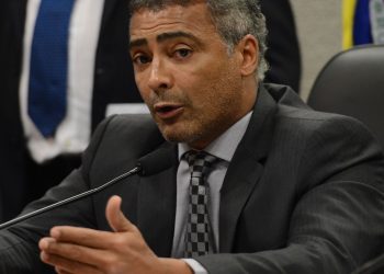 Romário tem melhora no estado de saúde, mas continua internado