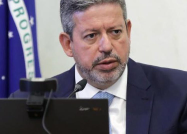 Com foco na pauta econômica, Lira convoca líderes no domingo