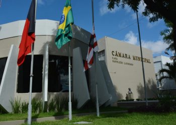 Requerimento: Vereadora faz pedido a Cícero por manutenção de escola cívico-militar na Capital