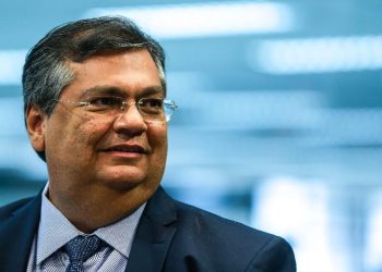 Dino defende buscas contra suspeitos de agredir Moraes: “Passou da hora”