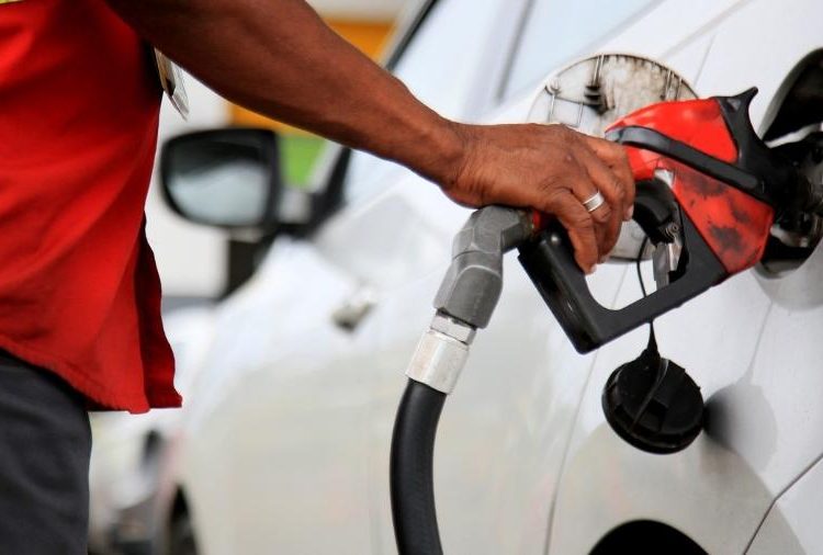 Preço da gasolina comum chega a R,37 na capital paraibana, aponta levantamento