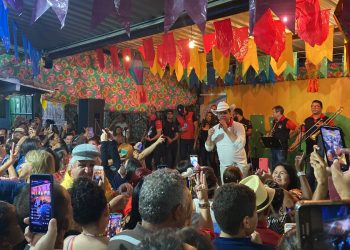 Ton Oliveira anima púbioco na despedida da Vila do Artesão
