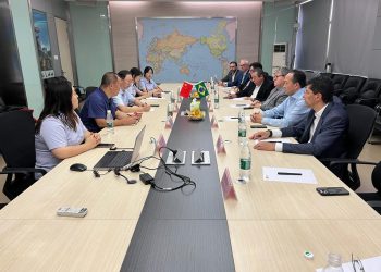 João Azevêdo discute utilização de equipamentos agrícolas da China para aumentar produtividade na agricultura