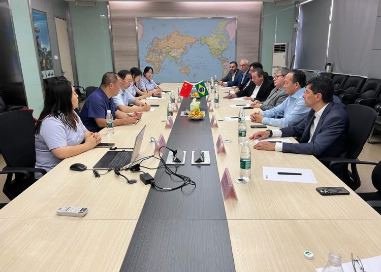 João Azevêdo discute utilização de equipamentos agrícolas da China para aumentar produtividade na agricultura