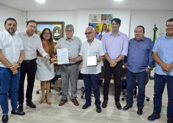 Prefeito e governador firmam convênio para construção de condomínio para famílias da antiga comunidade Dubai